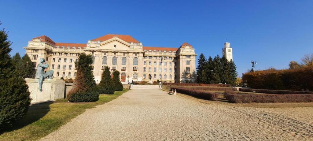 Mox Downtown Apartman Debrecen Buitenkant foto